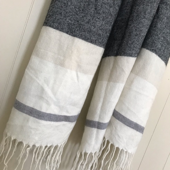 Blanket Scarf or Wrap Black White Grey w/ Fringe - Picture 3 of 8